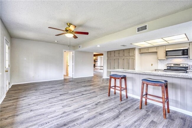 Building Photo - Large single story home in Bedford