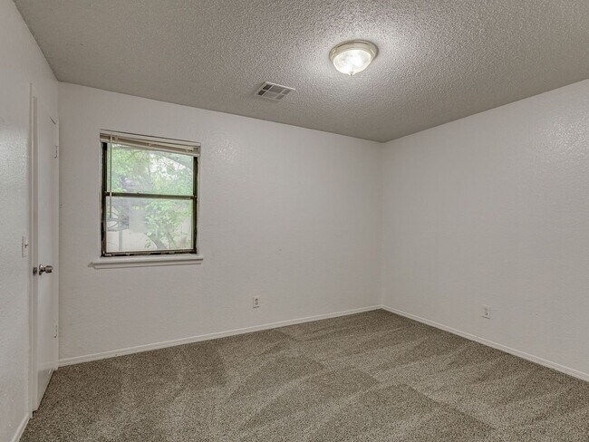 Building Photo - MOVE IN SPECIAL NO DEPOSIT IF LEASED BY JU...