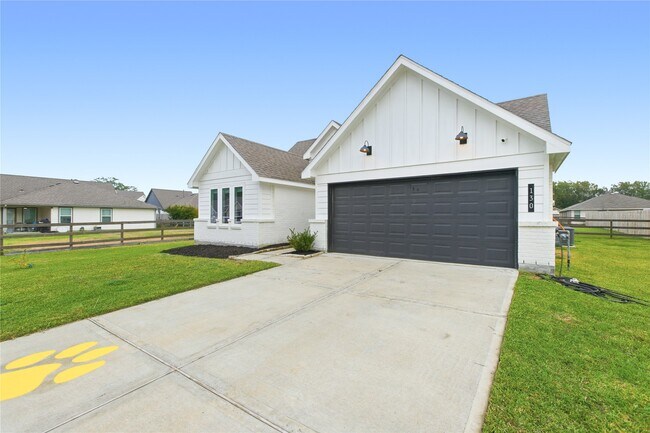 Building Photo - 130 Lk Wy Cir