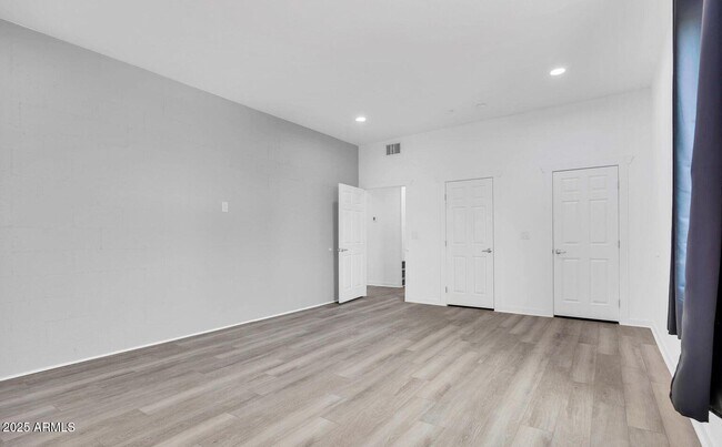 Building Photo - 832 S Farmer Ave