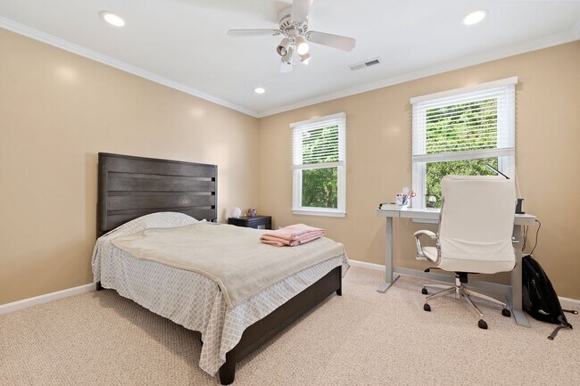 Building Photo - Sunlit Downing Creek townhome with private deck, open layout, and easy access to Duke, UNC, and RTP.