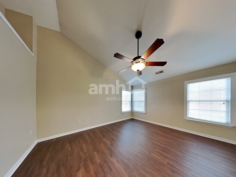 Building Photo - 133 Milroy Ln