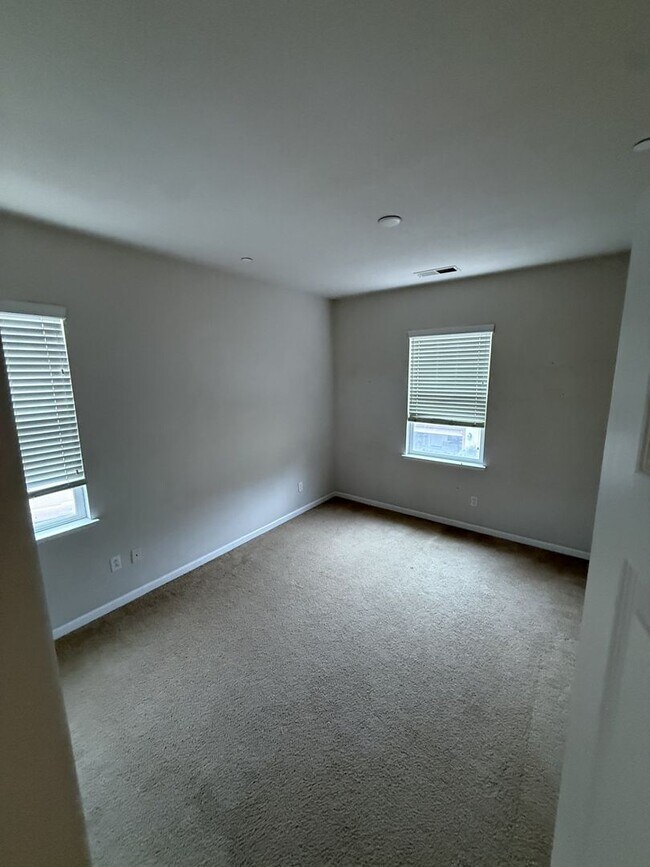 Building Photo - 4BR|2.5BA Townhome w/Garage|Yard| - Tenant Pays $175 monthly for WS&G