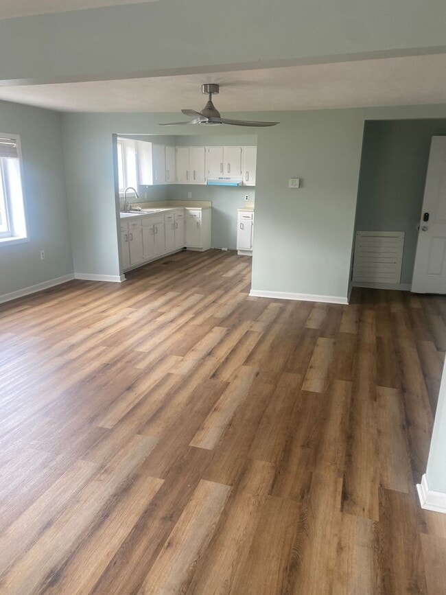 Building Photo - 933 Roosevelt Blvd