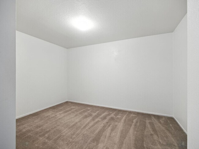 Building Photo - 44131 Sunmist Ct