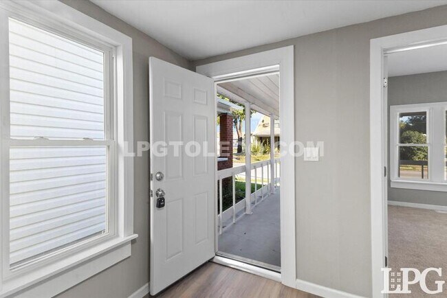 Building Photo - 1204 Navarre Ave