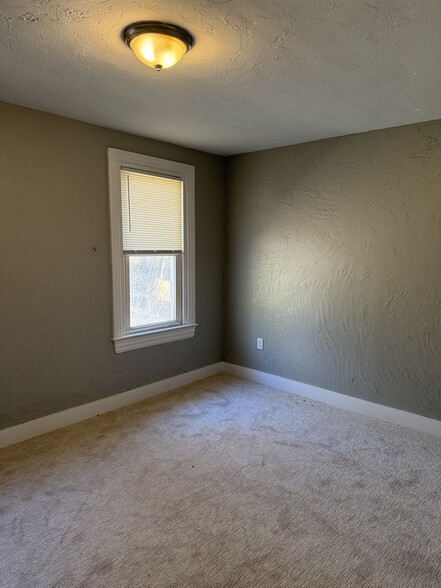 Building Photo - 226 W Sycamore St