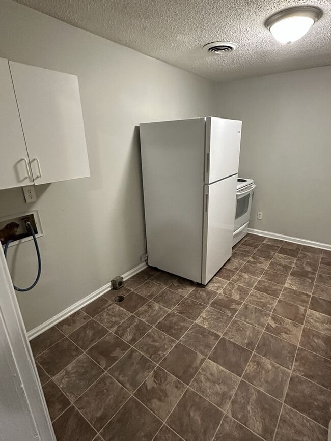 Building Photo - Newly Available! 2 Bedroom 1 Bathroom! Ask about our move in specials!