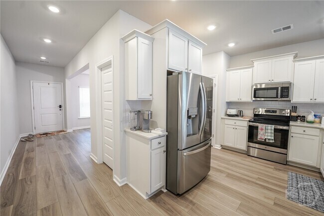 Building Photo - 109 Binscombe Ln