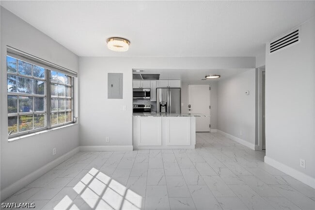 Building Photo - 666 3rd St S