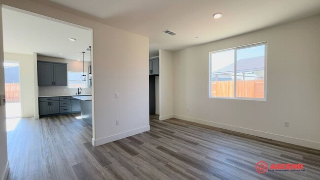 Building Photo - Lovely Home Near Frontier Highschool!