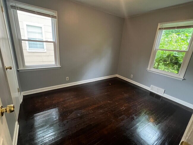 Building Photo - Gorgeous THREE bedroom home with one bath, AVAILABLE NOW!  Passed all inspections!  Gated back ya...