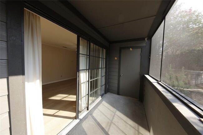 Building Photo - 1510 W N Loop Blvd