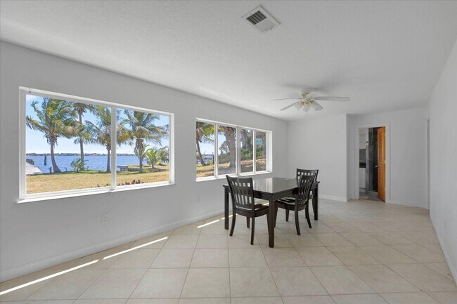 Building Photo - 850 NE Ixora Dr
