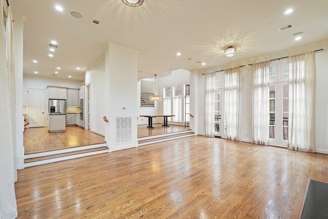 Building Photo - 521 Lovett Blvd