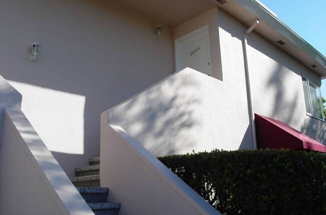 Building Photo - 2044 Yale St