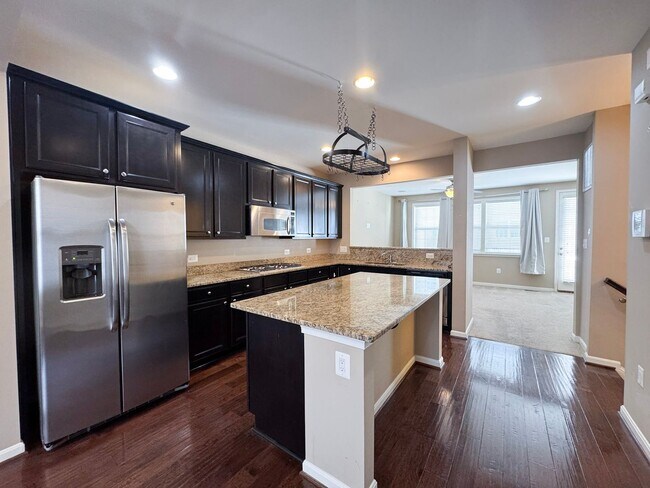 Building Photo - Beautiful And Spacious 3 Bed 3.5 Bath Interior Brick Townhome With Balcony In Hastings Marketplace