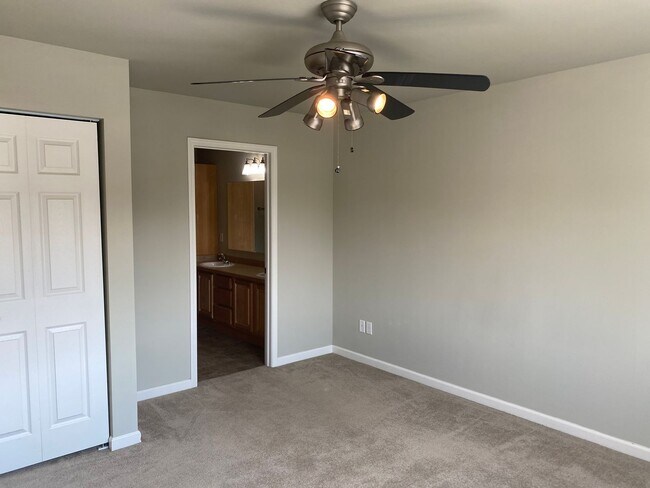 Building Photo - Spacious End Unit Condo