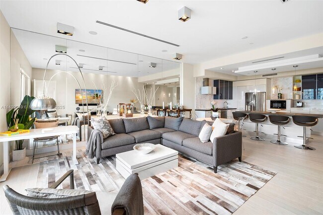 Primary Photo - 2301 Collins Ave
