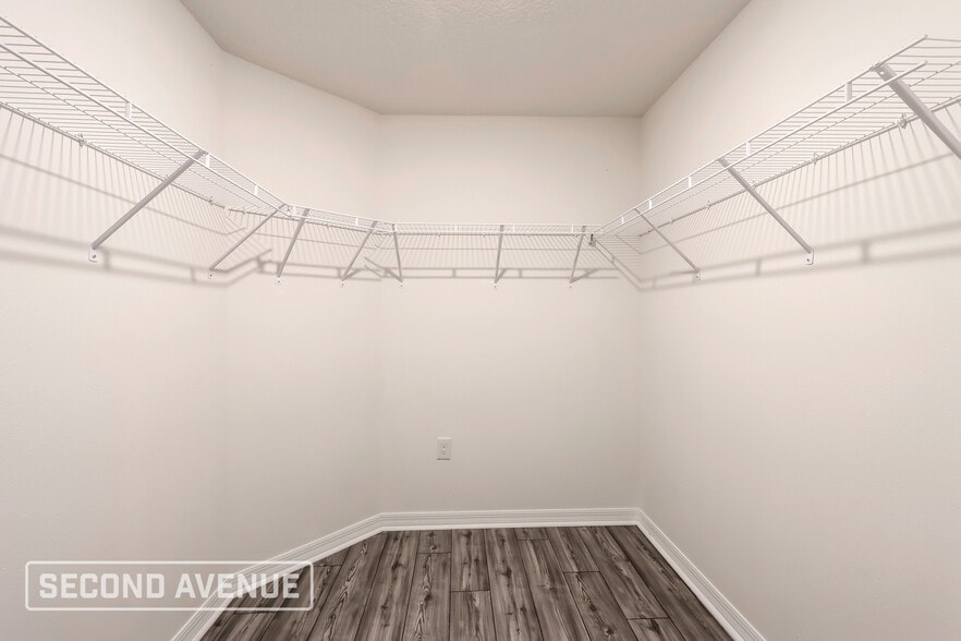 Building Photo - 3399 Lakeland Ave