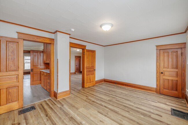 Building Photo - 132 W 14th Ave