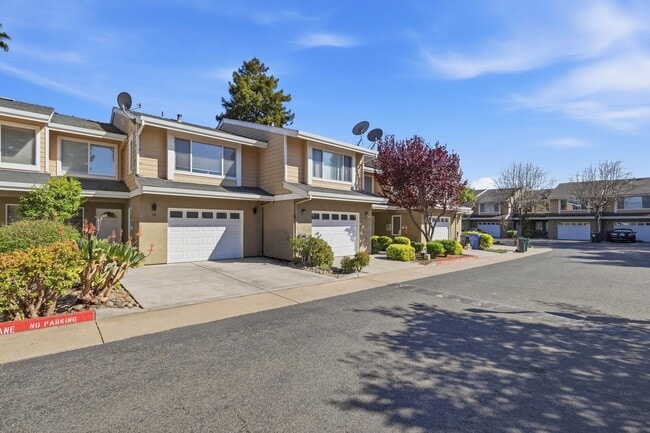 Building Photo - Great Townhome with Attached Garage!