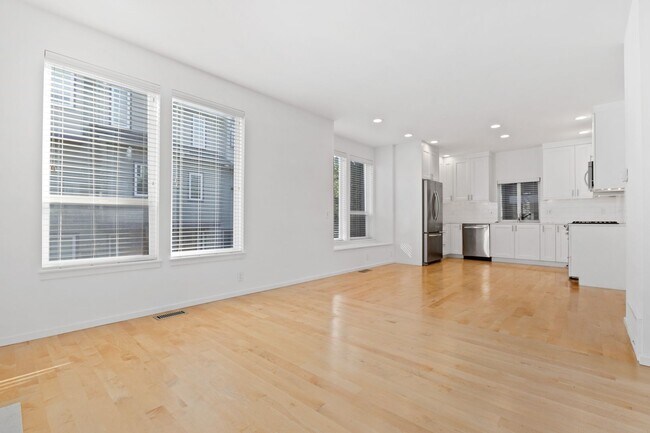 Building Photo - 3Bd/3Ba Seattle Townhome