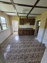 Building Photo - 402 Holly St
