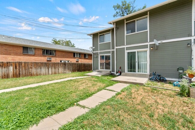 Building Photo - 2 Bedroom Townhome - Spacious!