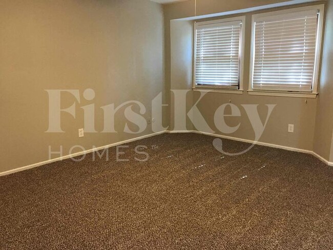 Building Photo - 5813 NW Aspen Ln