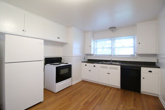 Building Photo - August FREE On This 2 Bedroom 1 Bath Home In Roeland Park
