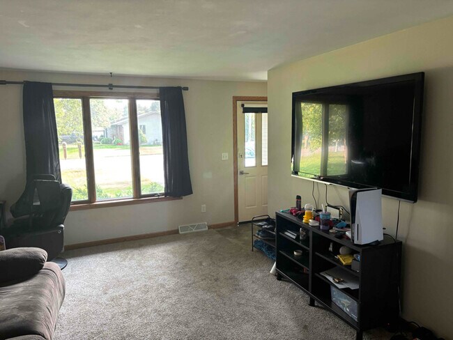 Building Photo - 3242 Larry Dr