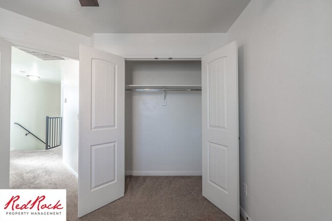 Building Photo - End Unit, DOG-FRIENDLY 3 Bedroom Townhome ...