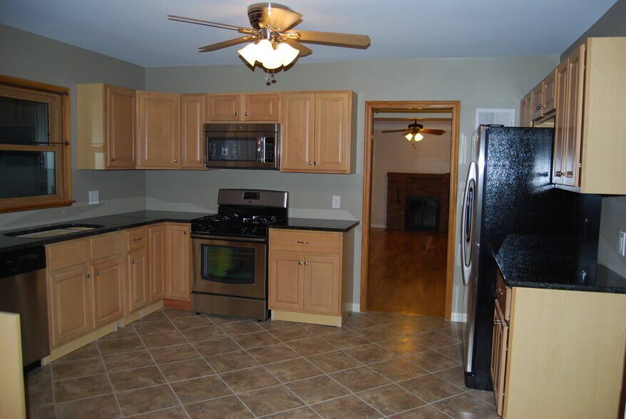 Kitchen with Maple Cabinets, Granite Counter tops and Stainless Steel Appliances (including Brand New Dishwasher) - 2923 Arthur St NE