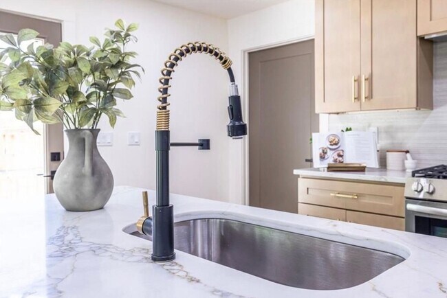 Building Photo - STUNNING RENOVATION! Modern 3BR/2BA Ranch in Sought-After Location!