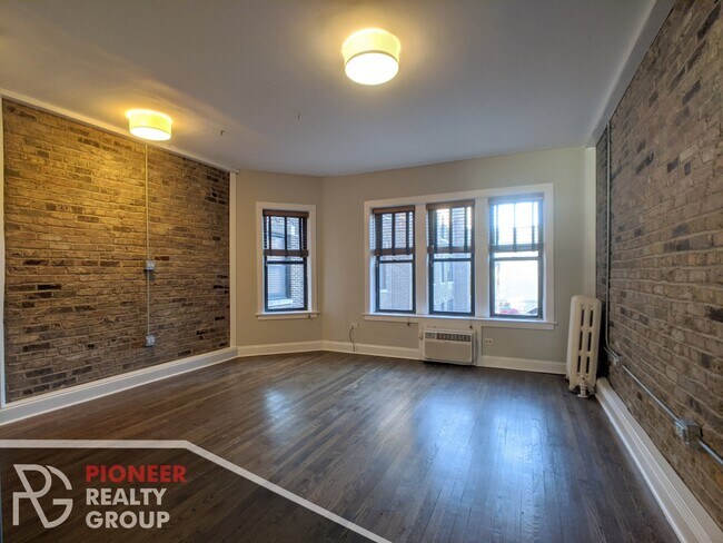 Building Photo - 740 W Addison St