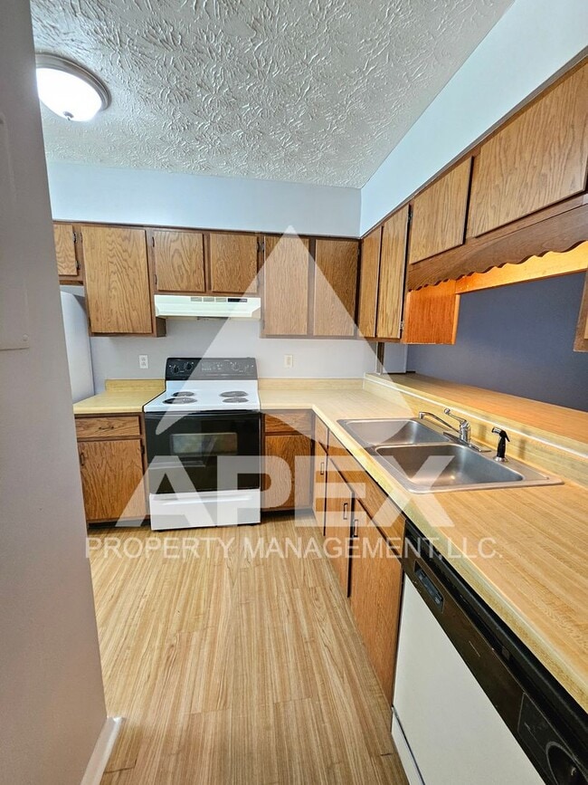 Building Photo - Convenient 2 Bd-1.5 Townhouse in WEST KNOX...