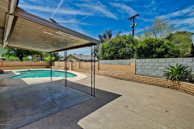 Building Photo - 1030 E Manhatton Dr