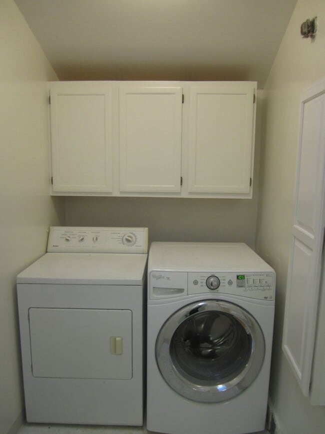 Building Photo - SPACIOUS 3BED, 2 BATH IN EXCELLENT SANTA C...