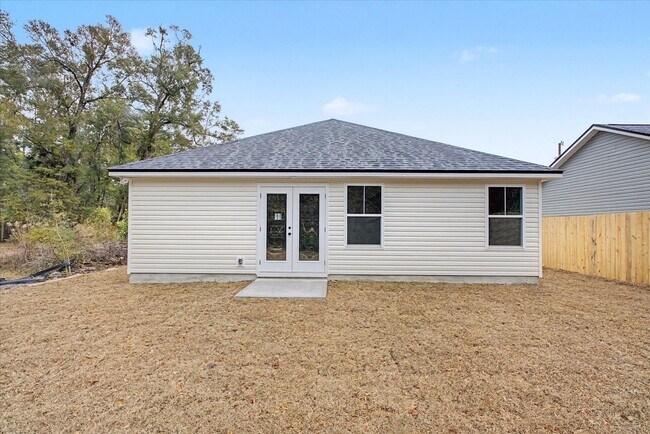 Building Photo - 4 Bedroom Home Available Now!