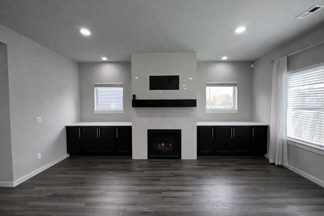 Building Photo - Spacious 4-Bedroom Home with Balcony and Fenced Yard in Marysville