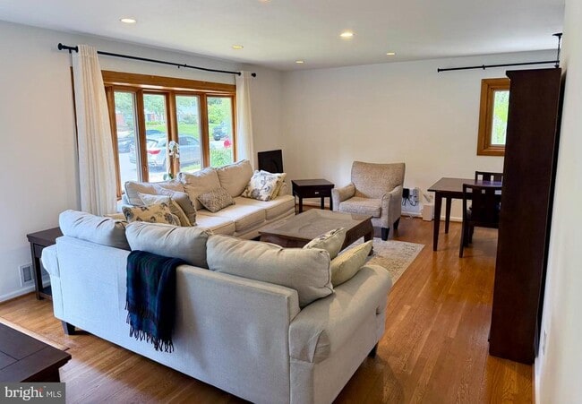 Building Photo - 604 Yeonas Dr SW