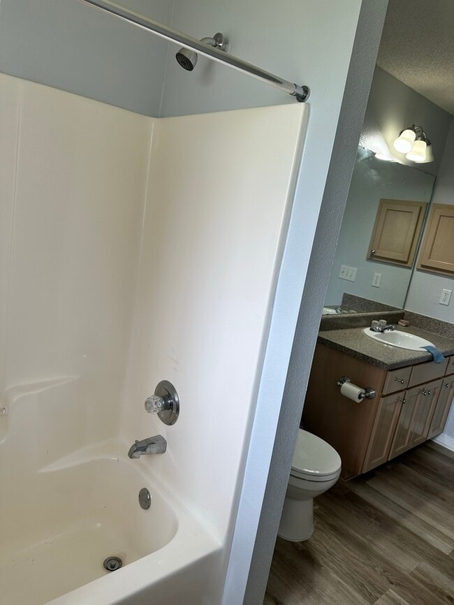 Building Photo - Large 4 bed / 3 bath home minutes from Nav...
