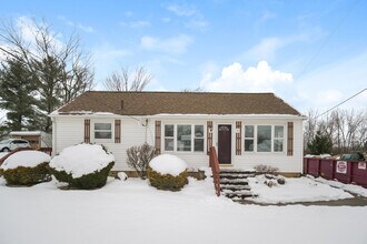 Building Photo - Inviting 3-Bedroom Bedford Home with Spacious Interiors