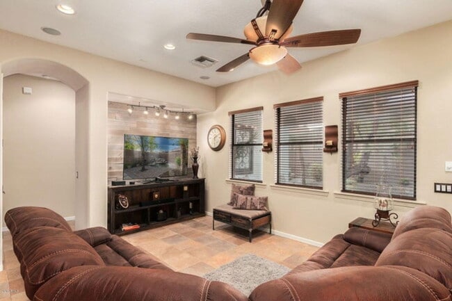 Building Photo - 908 Elm St