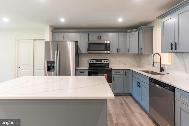 Building Photo - 248 Penncrest Dr