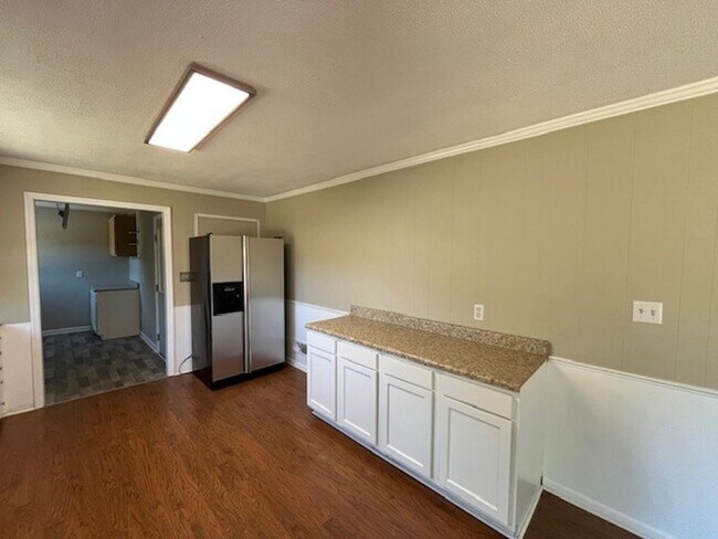 Building Photo - Perfect "Work from Home" Location!