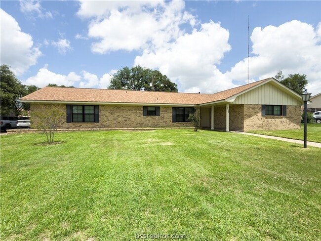 Building Photo - 2525 Willow Bend Dr