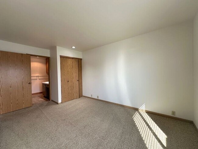 Building Photo - 2 Bedroom 2 bath home with water and mount...