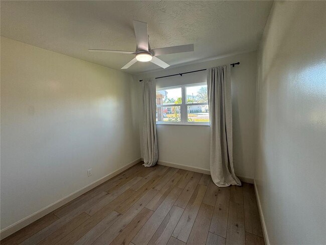 Building Photo - 1500 Carson Cir NE